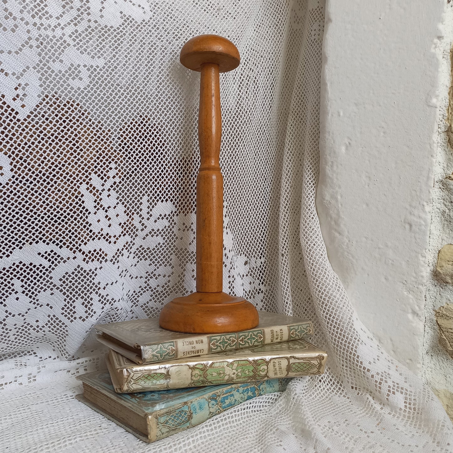 Présentoir à chapeaux vintage en bois de France, présentoir à perruques, présentoir à casques,