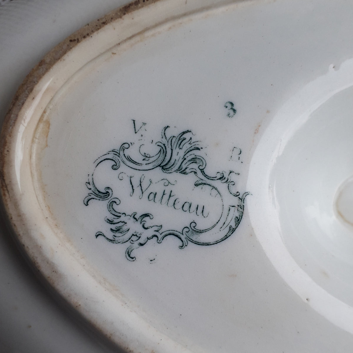 Saucière ancienne française en terre de fer à motif floral bleu sarcelle