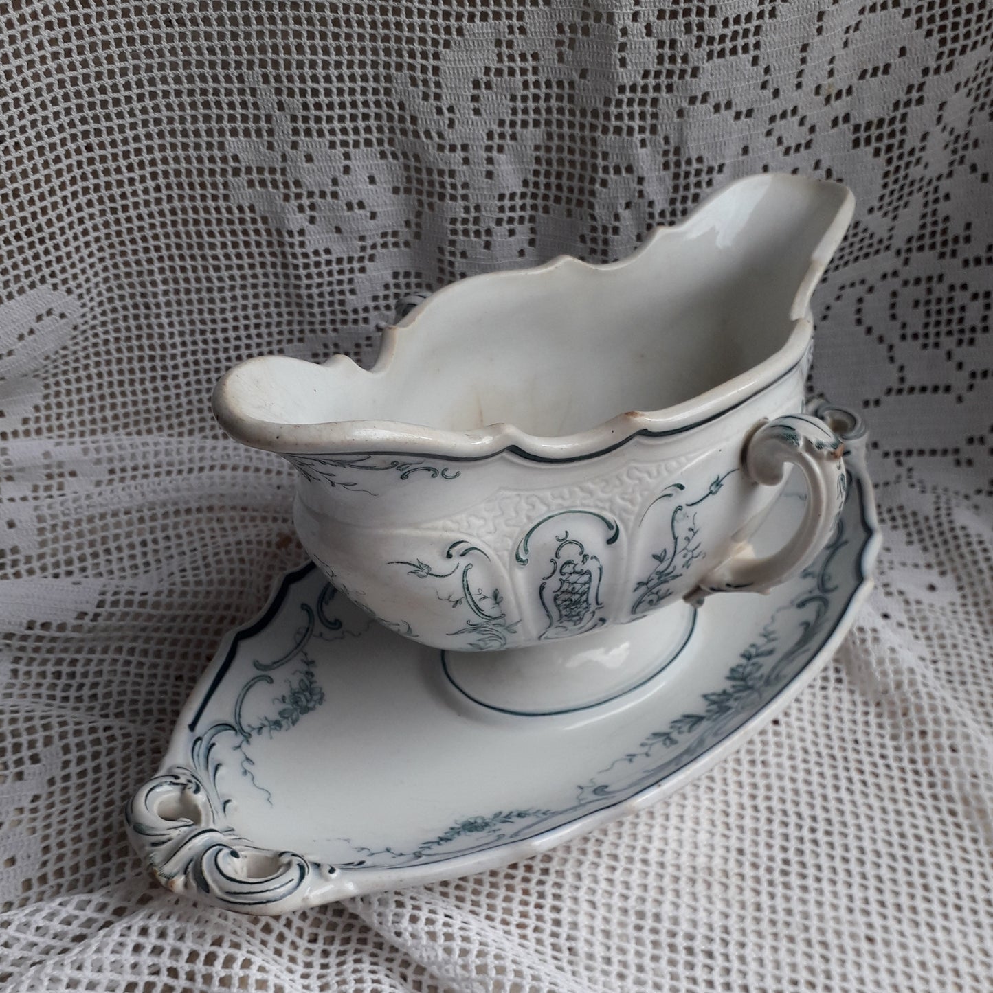 Saucière ancienne française en terre de fer à motif floral bleu sarcelle