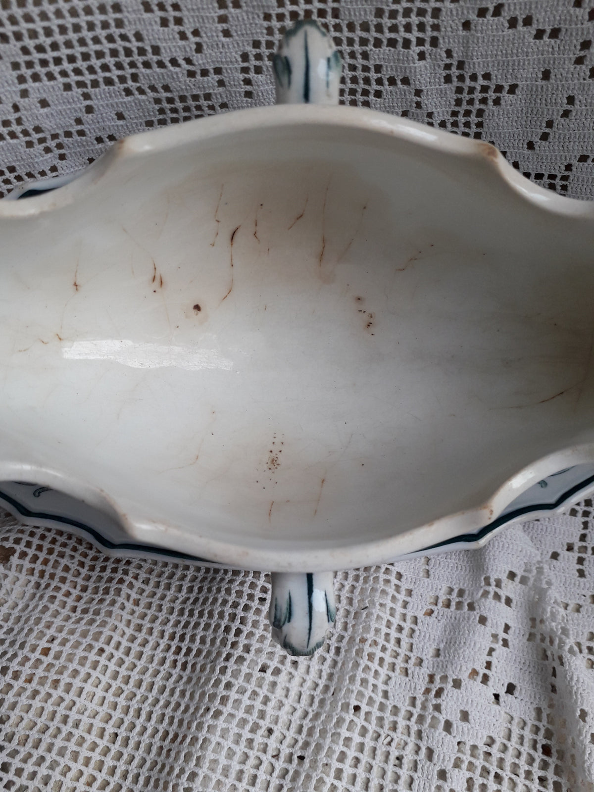 Saucière ancienne française en terre de fer à motif floral bleu sarcelle
