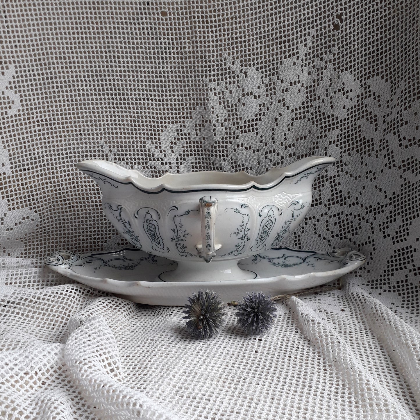 Saucière ancienne française en terre de fer à motif floral bleu sarcelle