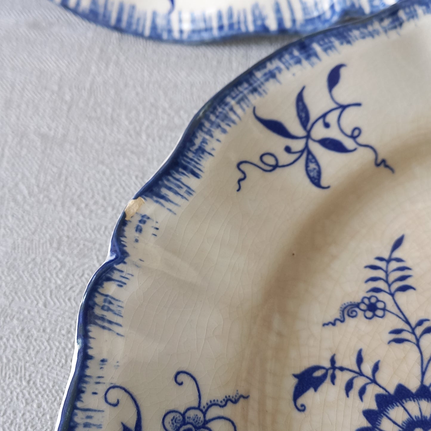 Petites assiettes anciennes en grès blanc à motifs floraux bleus de France