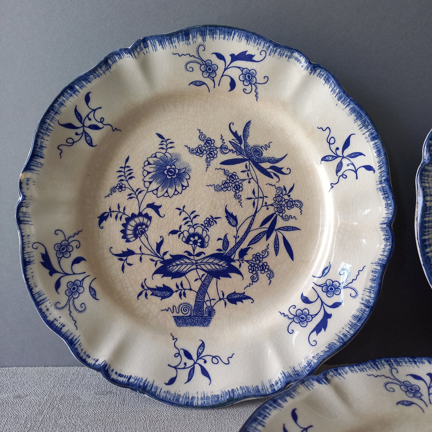 Petites assiettes anciennes en grès blanc à motifs floraux bleus de France