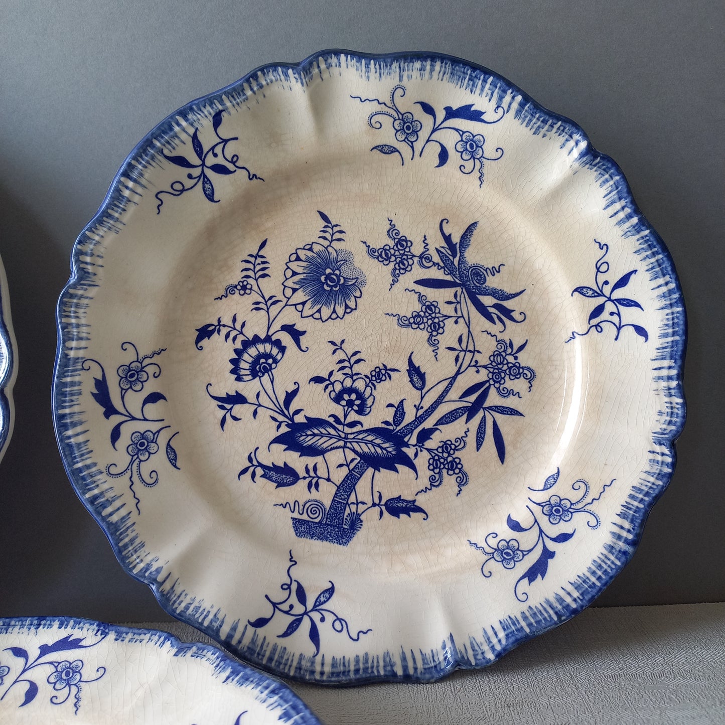 Petites assiettes anciennes en grès blanc à motifs floraux bleus de France