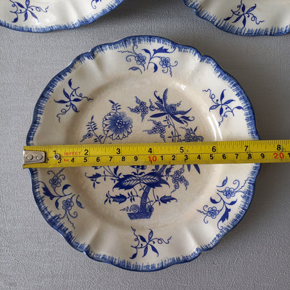 Petites assiettes anciennes en grès blanc à motifs floraux bleus de France