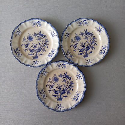 Petites assiettes anciennes en grès blanc à motifs floraux bleus de France