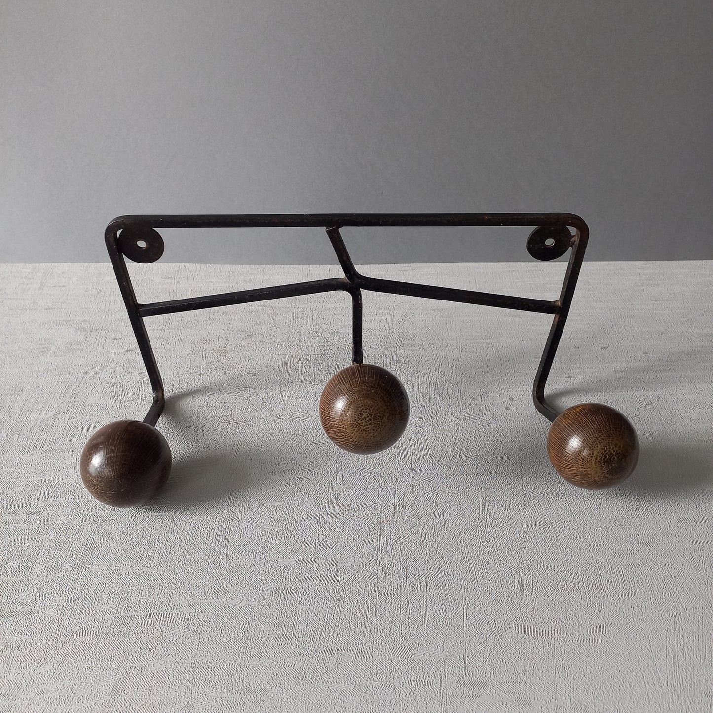 Porte-manteau vintage français à 3 patères, porte-manteau en métal avec 3 boules en bois