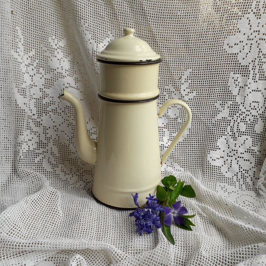 Cafetière vintage en émail français de couleur crème, ustensiles de cuisine rustiques, cuisine de campagne française