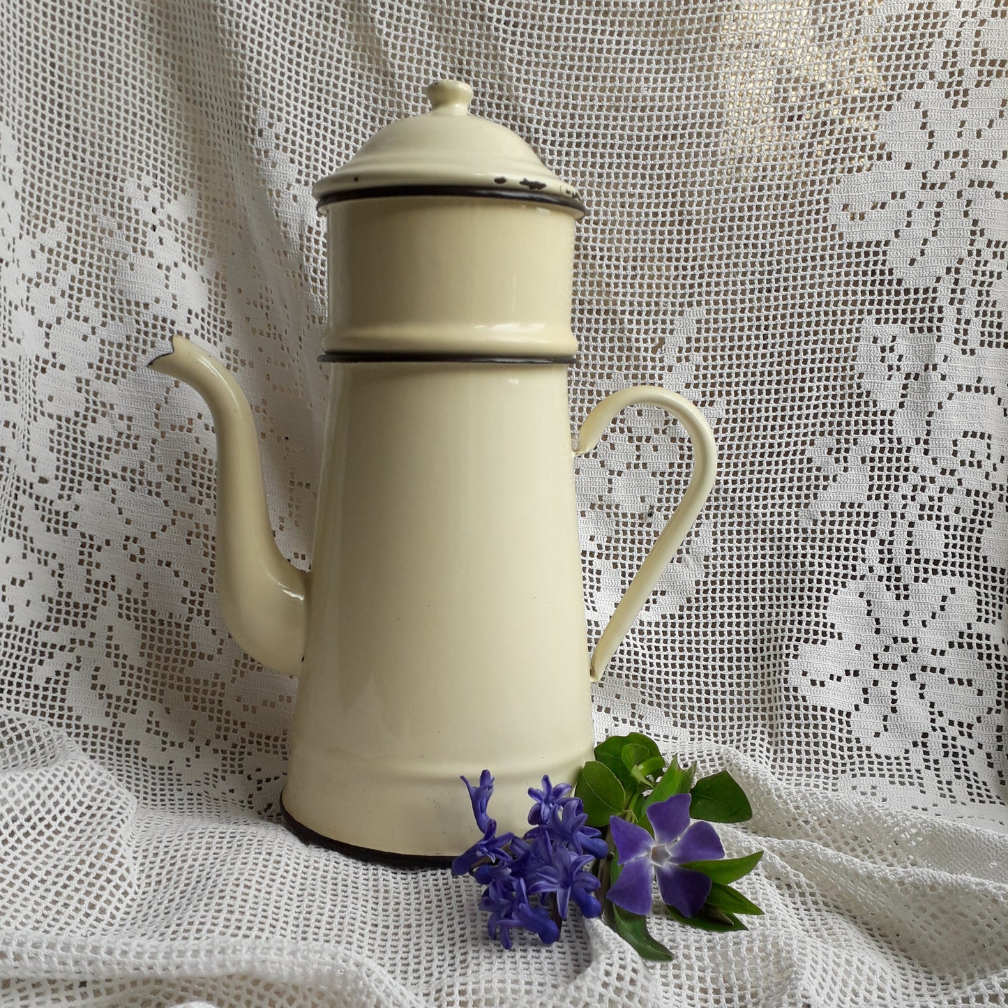 Cafetière vintage en émail français de couleur crème, ustensiles de cuisine rustiques, cuisine de campagne française