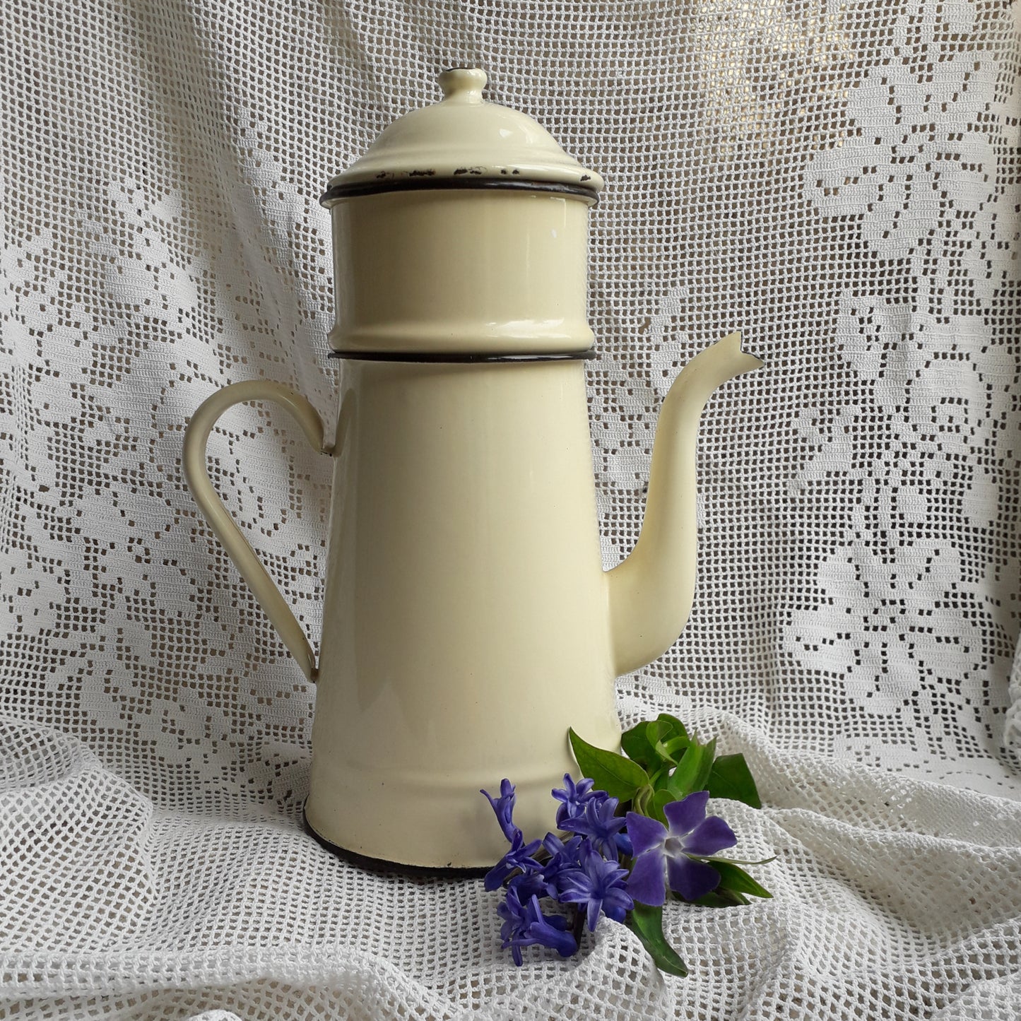 Cafetière vintage en émail français de couleur crème, ustensiles de cuisine rustiques, cuisine de campagne française