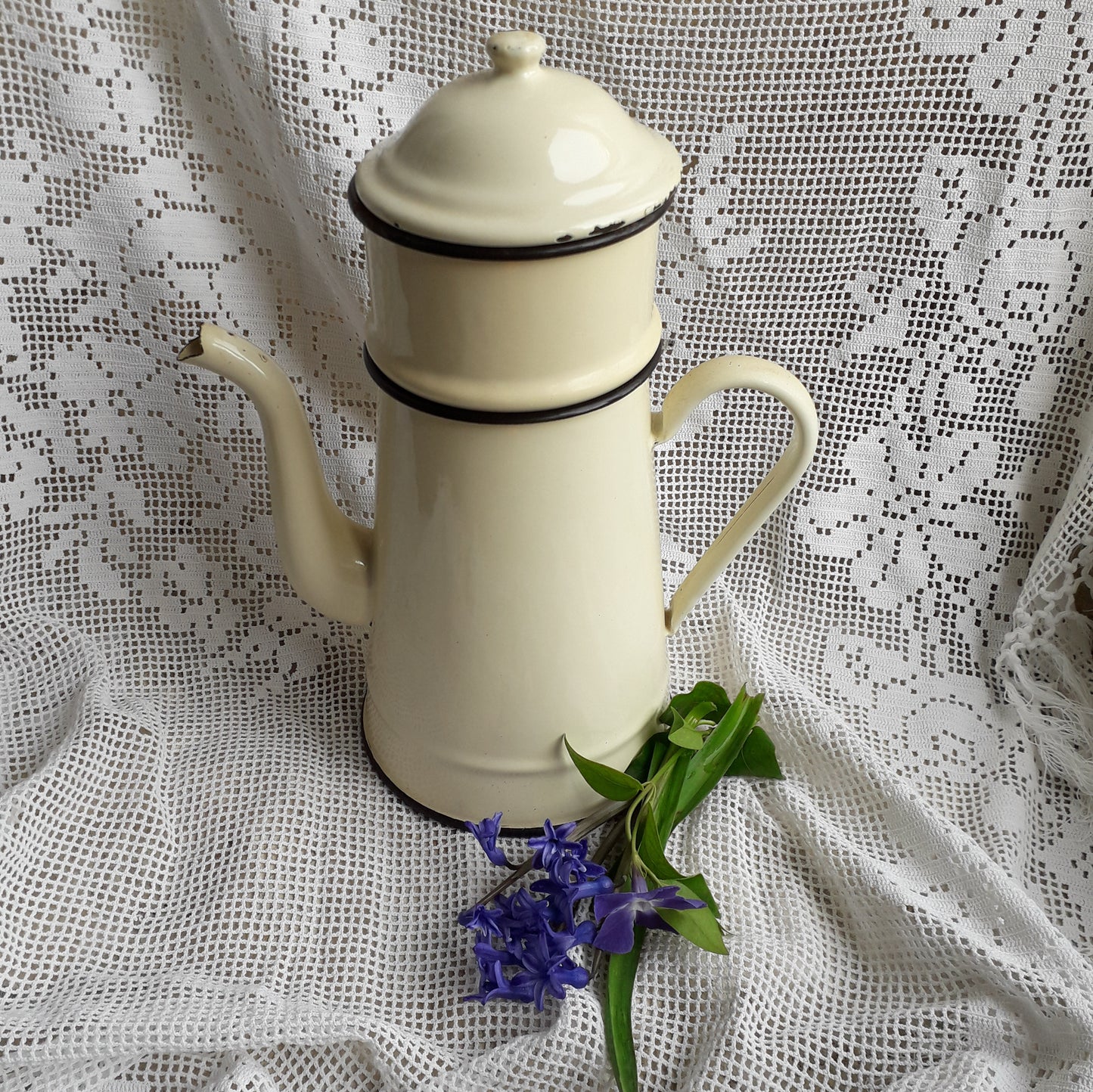 Cafetière vintage en émail français de couleur crème, ustensiles de cuisine rustiques, cuisine de campagne française