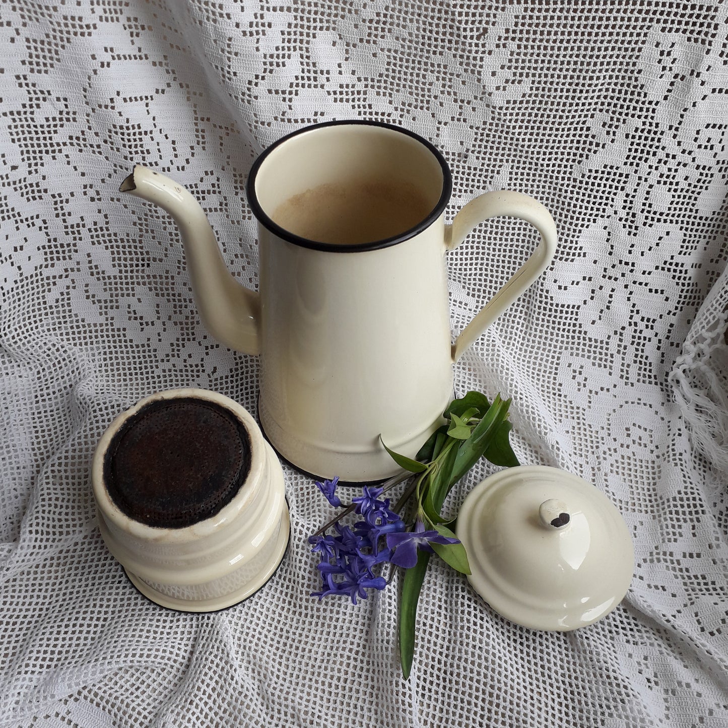 Cafetière vintage en émail français de couleur crème, ustensiles de cuisine rustiques, cuisine de campagne française