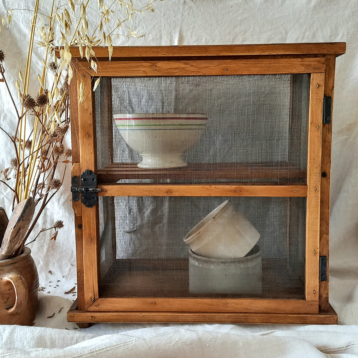 Grand garde-manger rustique vintage français en bois, apte au contact alimentaire, pour cuisine