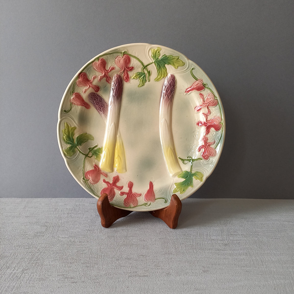 A stunning French vintage majolica asparagus plate by premier manufacturer, St. Clements. The colours on this plate are beautiful and vibrant while the plate itself is in lovely condition. Age: approx. 1930s.