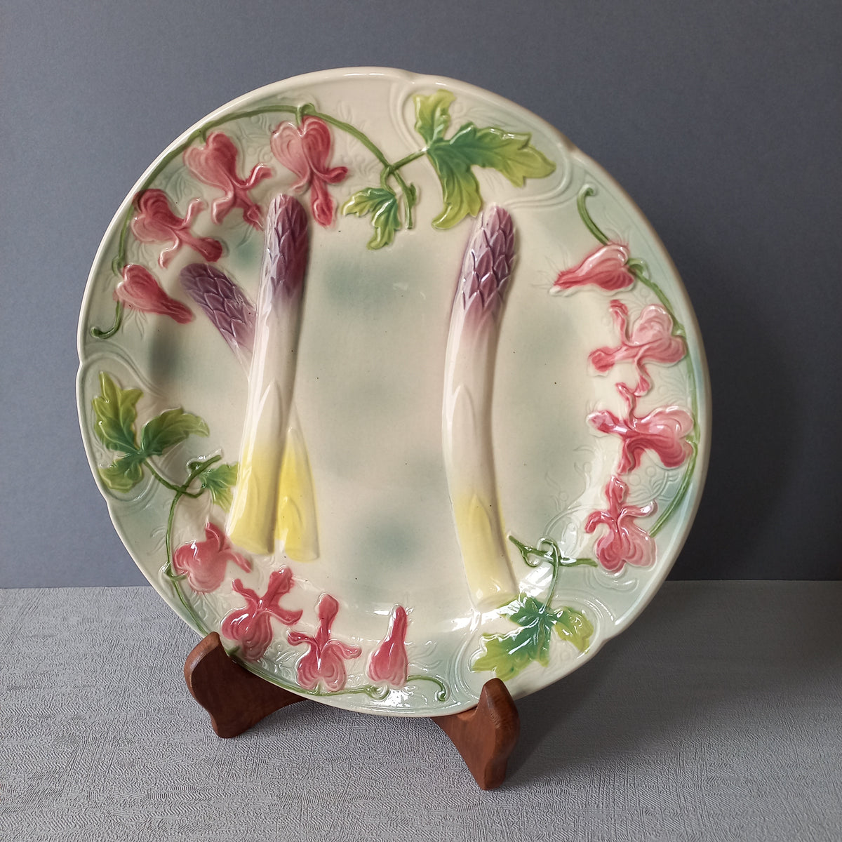 A stunning French vintage majolica asparagus plate by premier manufacturer, St. Clements. The colours on this plate are beautiful and vibrant while the plate itself is in lovely condition. Age: approx. 1930s.