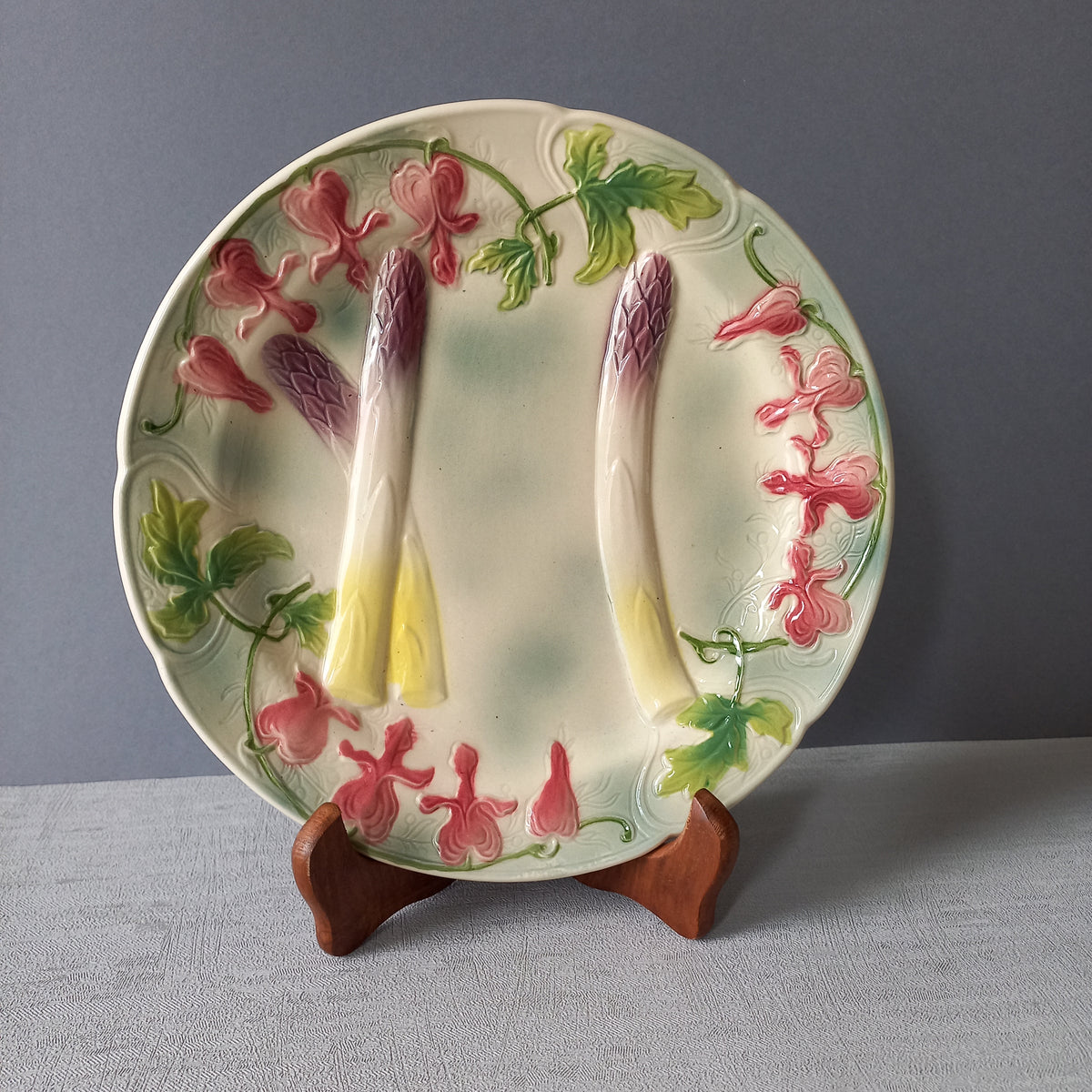 A stunning French vintage majolica asparagus plate by premier manufacturer, St. Clements. The colours on this plate are beautiful and vibrant while the plate itself is in lovely condition. Age: approx. 1930s.