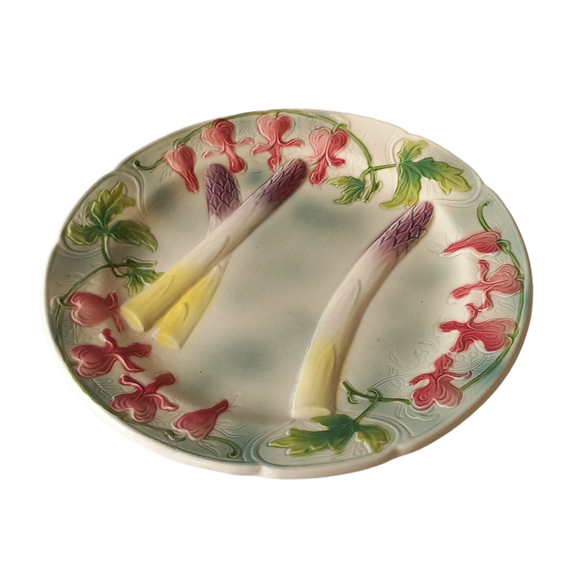 A stunning French vintage majolica asparagus plate by premier manufacturer, St. Clements. The colours on this plate are beautiful and vibrant while the plate itself is in lovely condition. Age: approx. 1930s.