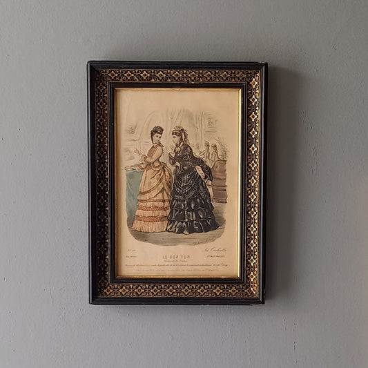 Gravure de mode de robe de femme antique française dans un cadre noir décoratif, mode féminine des années 1870, décoration murale de mode,