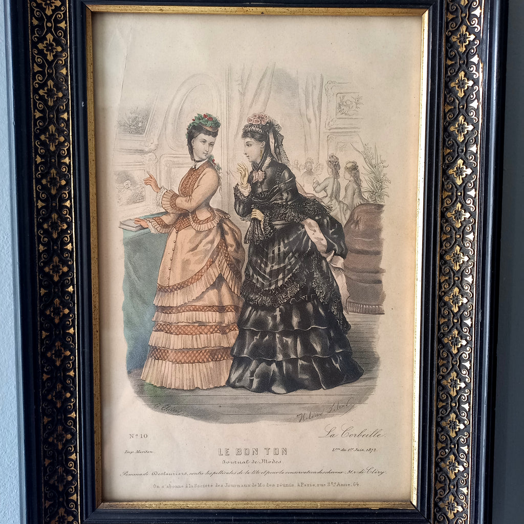 Gravure de mode de robe de femme antique française dans un cadre noir décoratif, mode féminine des années 1870, décoration murale de mode,
